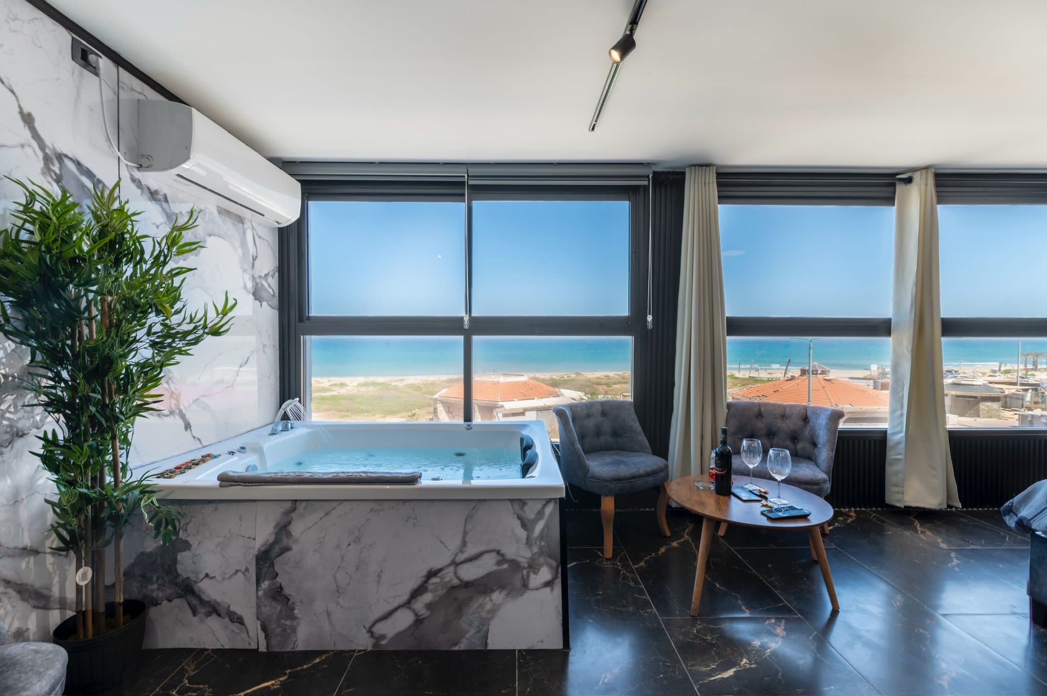 מיטה מול הים